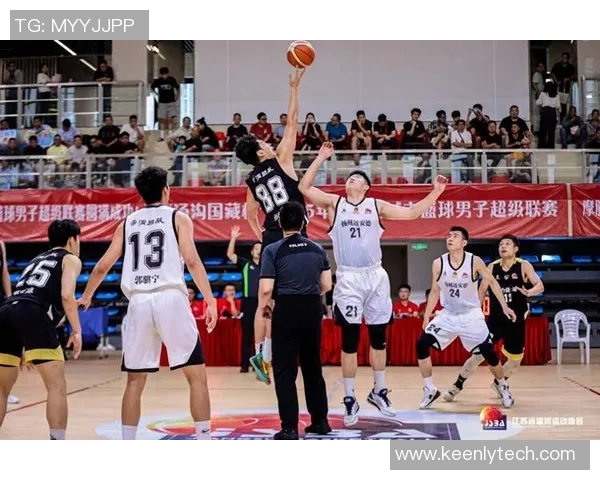 篮球飞马与天空的激烈对决展现了运动精神与团队合作的完美结合